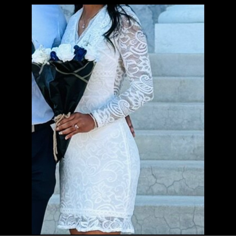 Elegant white lacy long sleeve body con dress s
